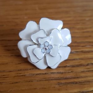 Stella & Dot Ivory Enamel Flower Ring